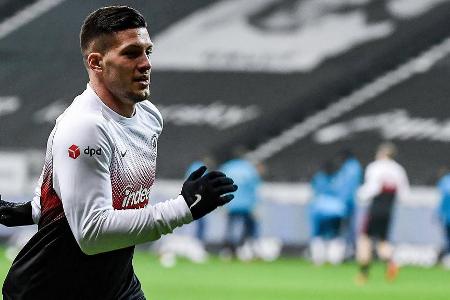 Forderte nach seiner Einwechslung sofort die Bälle und bot sich durch Ausflüge ins Mittelfeld immer wieder an. Unterstrich, ...