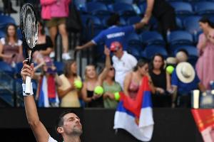 Djokovic besteht erste schwere Prüfung in Melbourne