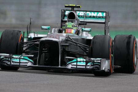 Seit 2013 steht Lewis Hamilton nun schon bei Mercedes unter Vertrag. Das erste Arbeitspapier des Briten bei den Silberpfeile...