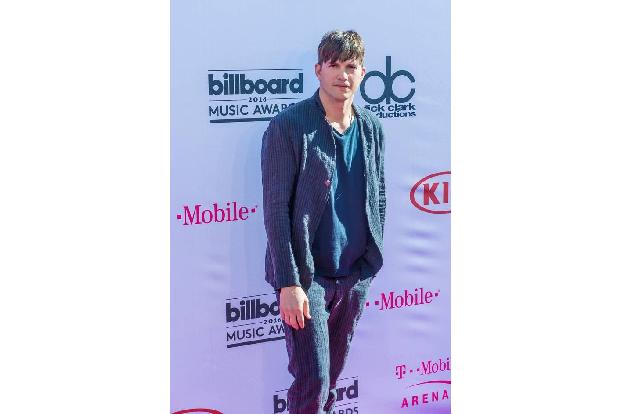 Ashton Kutcher möchte ebenfalls dabei sein – er war der 500. Mensch, der sich ein Ticket sicherte, um unseren Planeten vorüb...