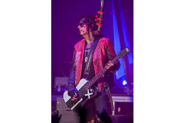 Nikki Sixx von Mötley Crüe spritzte sich 1987 Heroin, nahm dazu Kokain und trank Alkohol, als gäbe es kein Morgen mehr. Hätt...