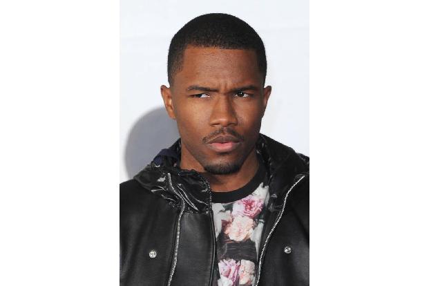 Sänger Frank Ocean warf seinem Vater offen vor homophob zu sein und bei einem Restaurantbesuch eine Transgender-Kellnerin üb...