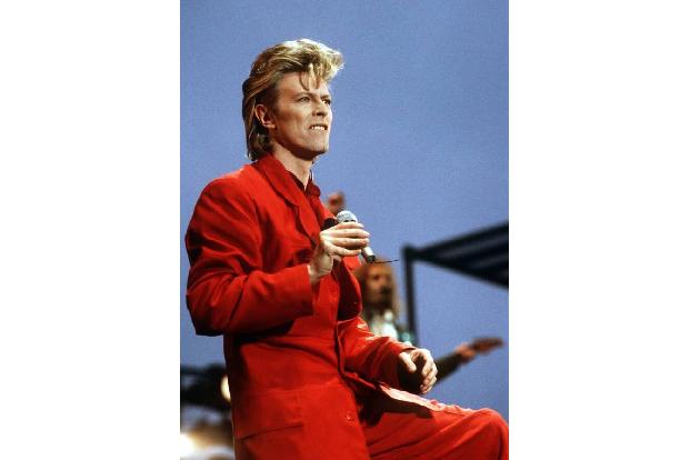 2004 musste sich David Bowie ebenfalls nach einem Infarkt einer Operation unterziehen. Er erholte sich gut von dem Eingriff ...