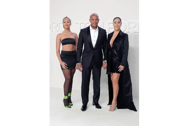...Dr. Dre aber bald ein schlechtes Gewissen geplagt und kurz nach der Trauung mehrere Kopien des Vertrags vor ihren Augen i...