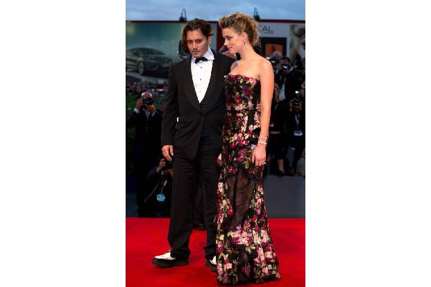 Zugegeben, um die Scheidung selbst geht es bei Johnny Depp und Amber Heard nicht mehr, doch Ambers Behauptung, Johnny sei ih...