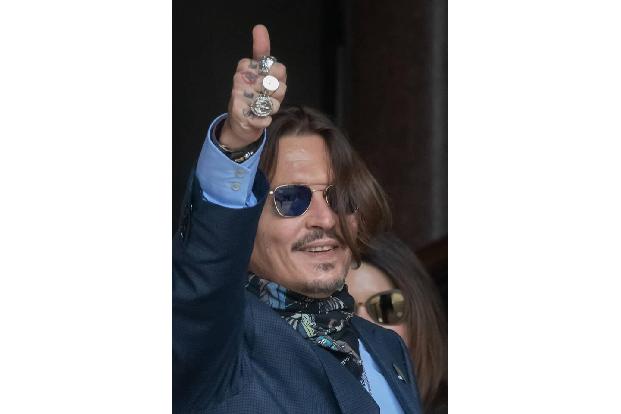 ...Johnny beim Schmeißen einer Weinflasche und eines Glases zeigt. Die Scheidung wurde daraufhin schnell vollzogen. Amber He...
