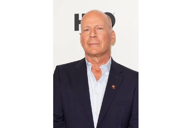 Kein gutes Vorbild gab auch Bruce Willis ab. Der wurde von Angestellten gebeten, eine Apotheke in Los Angeles zu verlassen, ...