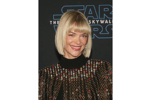 Jaime King dankte dem Coronavirus hingegen. Die Darstellerin postete ein Video auf Instagram, das sie wenig später wieder lö...