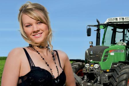 Die 24-jährige Annika schmückt das Titelbild des diesjährigen 