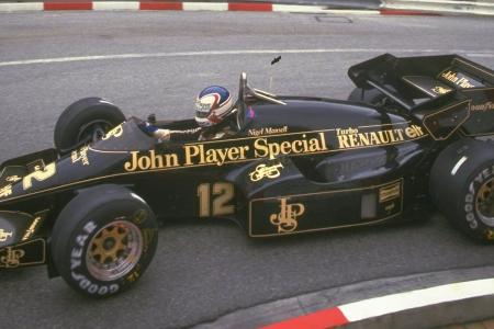 Der Lotus 95T aus dem Jahr 1984 kommt sehr kompakt daher - mit Ausnahme des gigantischen Heckflügels, der die Blicke direkt ...