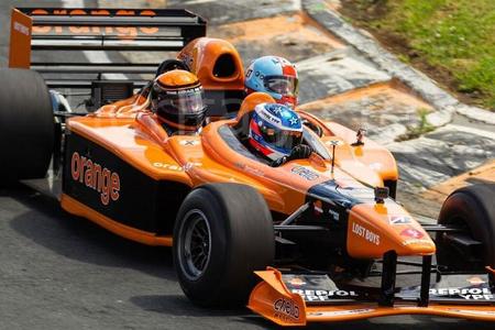 Endlich mit der gesamten Familie in einem Formel-1-Wagen zum Einkaufen? Der Arrows AX3 aus dem Jahr 2001 macht's möglich.