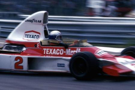 McLaren gefällt das Design des 74er Ferraris so gut, dass sie es ein Jahr später direkt kopieren.
