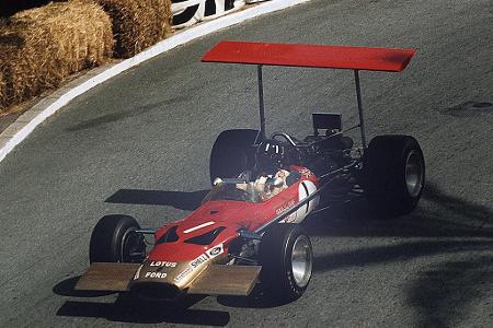 Durch den hohen Schwerpunkt beim Lotus Ford knickte der hintere Flügel beim Großen Preis von Spanien ab. Danach wurden die H...