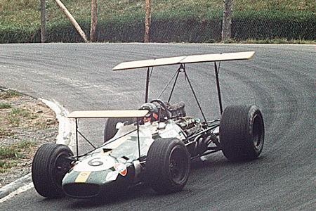 Über diesen Brabham aus dem Jahr 1968 kann es keine zwei Meinungen geben. Der Bolide gilt wegen seiner Flügel verdientermaße...
