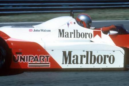 Eine rasende Zigarettenschachtel stellt McLaren in der Saison 1982 auf den Asphalt. Ein echter Coup des Sponsors, der auch d...