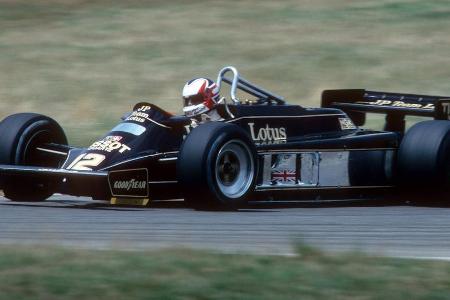 Beim 81er-Lotus sitzt der Fahrer gefühlt zwischen den Vorderreifen. In Kombination mit dem seltsam anmutenden Frontflügel er...