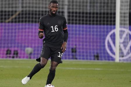 Blockte Islands erste Großchance entscheidend (27.) zur Ecke ab. Leistete auch sonst solide Defensivarbeit. Verpasste mit se...