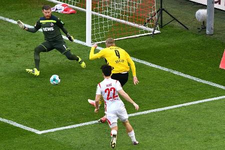 Wurde von seinen Vorleuten zu Beginn im Stich gelassen und hatte bei Haalands Tor (3.) keine Abwehrchance. Zeigte sich davon...