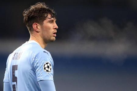 Sammelte die meisten Ballaktionen bei den Citizens, dirigierte mit Días und Rodri den Spielaufbau. Ende der ersten Halbzeit ...