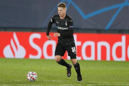 Verlor völlig die Orientierung, wenn City das Tempo anzog. Ließ sich reihenweise durch einfach Chips hinter die Viererkette ...