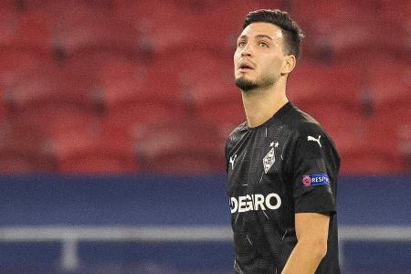 Zurück nach muskulären Problemen, bekam es mit seinem algerischen Landsmann Mahrez zu tun. Verteidigte zunächst noch am soli...