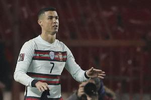 Für krankes Baby: Von Ronaldo weggeworfene Armbinde versteigert