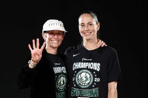 US-Sportstars Rapinoe und Bird helfen in Impfzentrum