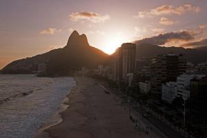 Stadt erlaubt Fußball und bekommt Corona-Beatmungsgeräte