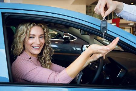 Frau Steuer Schlüsselübergabe