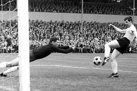 Nochmal Rote Erde: 30.000 Zuschauer fanden Platz. Lothar "Emma" Emmerich zieht ab, 1860-Kult-Keeper Petar "Radi&...