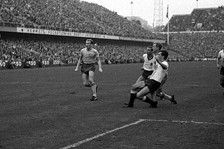 Franz Beckenbauer (M., vorn) stand zum ersten Mal für Deutschland auf dem Platz. Bei der WM 1966 verlor Deutschland im Final...