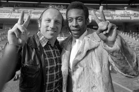 Pele und DFB-Ehrenspielführer Uwe Seeler in Siegerpose bei der WM '74 in Deutschland