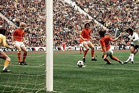 Doch die Deutschen schlugen zurück und drehten dank des Treffers von Gerd Müller zum 2:1 die Partie. Das Olympiastadion stan...