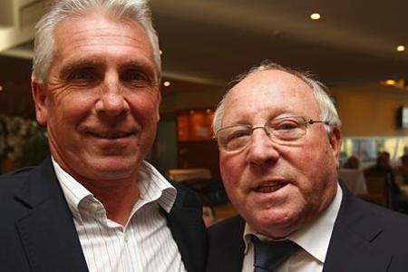 Zur Traiditonself von Uwe Seeler gehört auch Ex-Schalke-Knipser Klaus Fischer (l.)