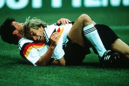 Klinsmann bejubelt gemeinsam mit Lothar Matthäus einen Treffer...