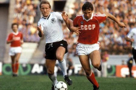 1985 feierte die UdSSR einen der wenigen Siege über die Bundesrepublik. Andreas Brehme (l.) & Co. hatten damals mit 0:1 das ...