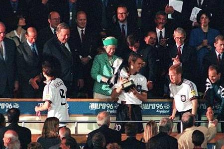 Am Schluss können Bierhoff, Sammer und Co. den EM-Pokal von der Queen entgegennehmen