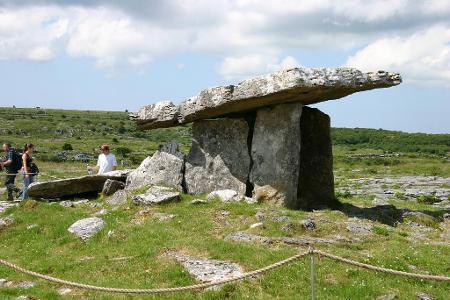 Steinzeitliche Dolmen als Besuchermagnet