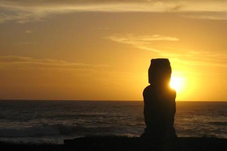 Statue auf den Osterinseln im Sonnenuntergang