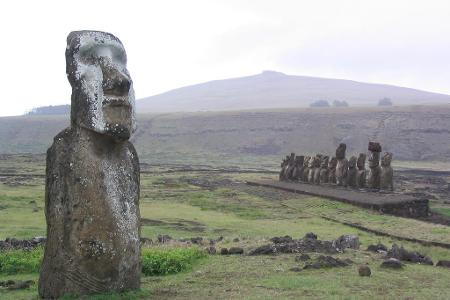 Von den Jahren gezeichnet steht ein Kopf auf den Osterinseln