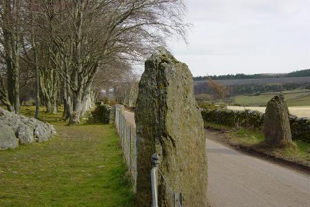 Straße, Cairn und Steinkreis