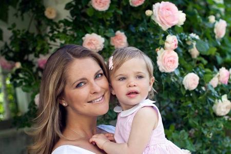 Während ihr Bruder Nicolas das Fotoshooting verschläft, ist die kleine Prinzessin Leonore hellwach