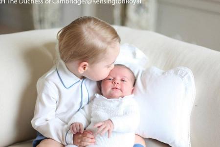 Auch Prinz George hat anscheinend einen richtigen Narren an seiner kleinen Schwester Charlotte gefressen