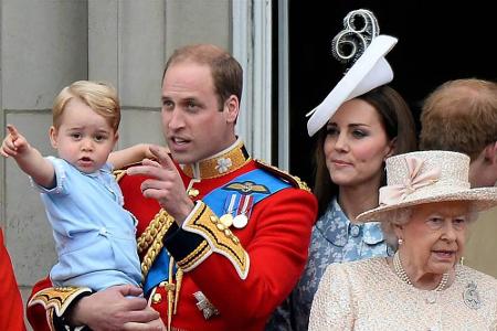 Zu Ehren der Queen versammeln sich die britischen Royals auf dem Balkon des Buckingham Palastes