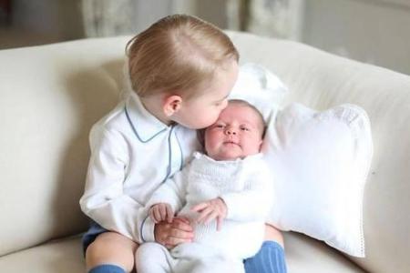 ...ein fürsorglicher und liebender Bruder sein würde, bewies er sofort beim offiziellen Fototermin der beiden Mini-Royals im...