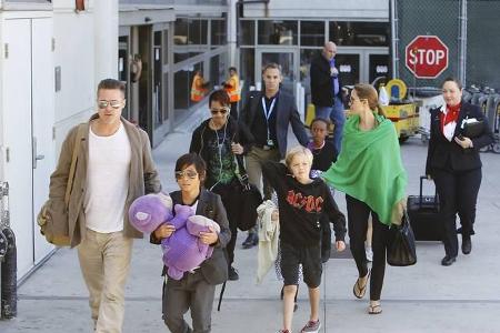 ...Äthiopien. 2006 folgte mit Shiloh die erste leibliche Tochter des Traumpaares - 2007 wurde mit Pax Thien ein Junge aus Vi...