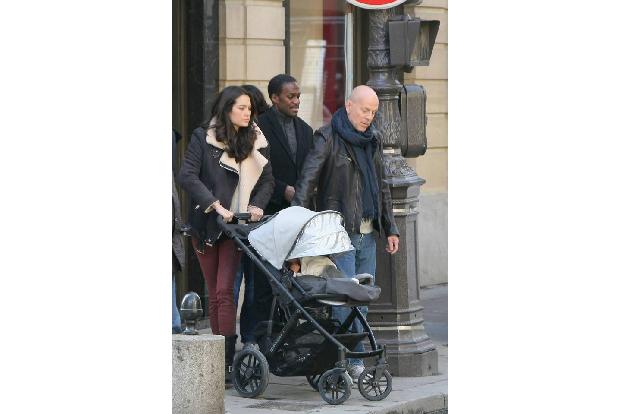 ...Bruce in Emma sein großes Glück gefunden zu haben - immerhin schenkte sie ihm zwei weitere, niedliche Töchter. Tolle Patc...