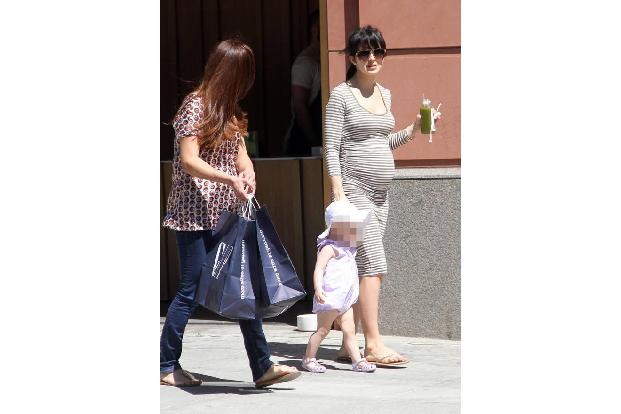 ... und bekam im Sommer 2013 eine kleine Halbschwester namens Carmen. Nun ist Irelands Stiefmutter erneut schwanger. Eine we...