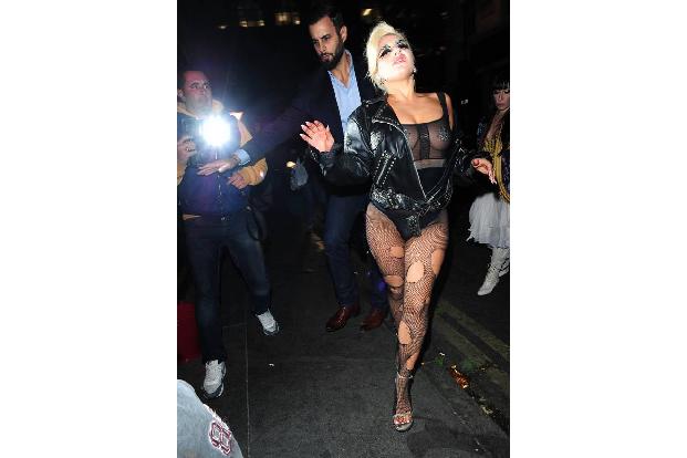 ...für Frau Gaga eh der Trend Richtung Unterwäsche zu gehen. Zerrissene Strumpfhosen lassen so einen Look dann auch richtig ...