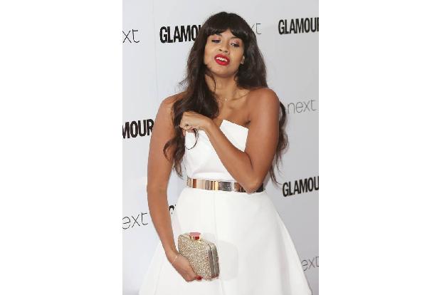 ...Jameela Jamil hatte ebenfalls ihre liebe Mühe damit, das Oberteil immer wieder zurechtzurücken. Aber wer sich nicht zeigt...